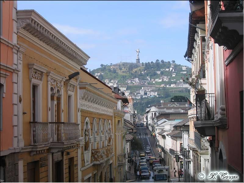  Equateur: Rue et maisons coloniales dans Quito