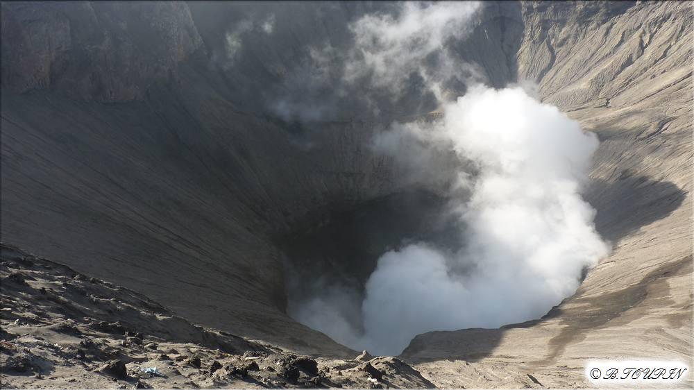indonesie java le bromo :Le Bromo culmine 2329mtres, cratre de 800mtresde diamtre etde 200mtresde profondeur, le volcan crache degigantesquespanaches de fumes 