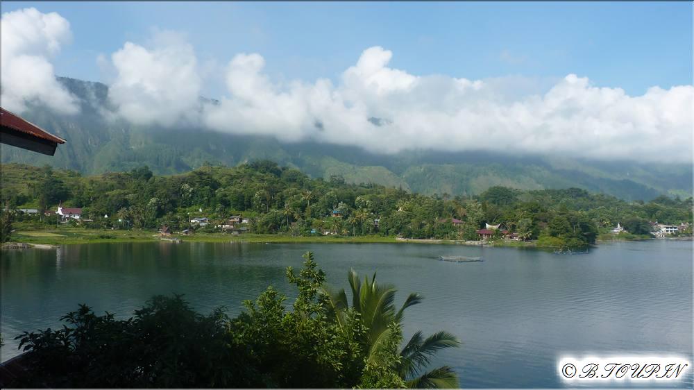 indonesie sumatra : Le pays BATAK Paysages du lac Toba 