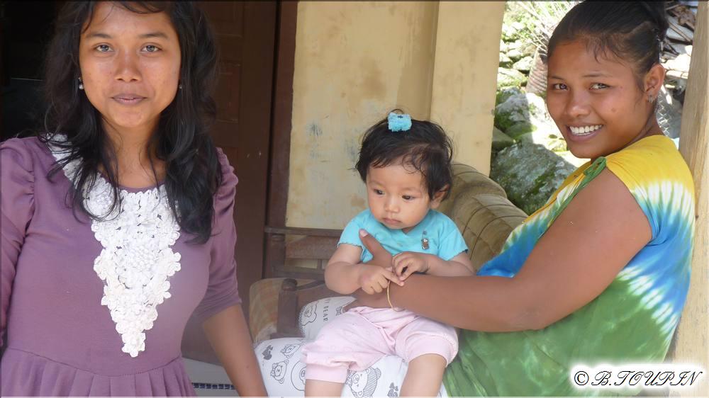 indonesie sumatra : Le pays BATAK Jeunes femmes et l'enfant 