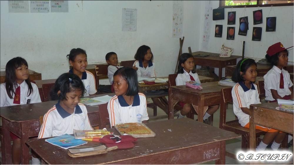 indonesie sumatra : Le pays BATAK eleves en classe  