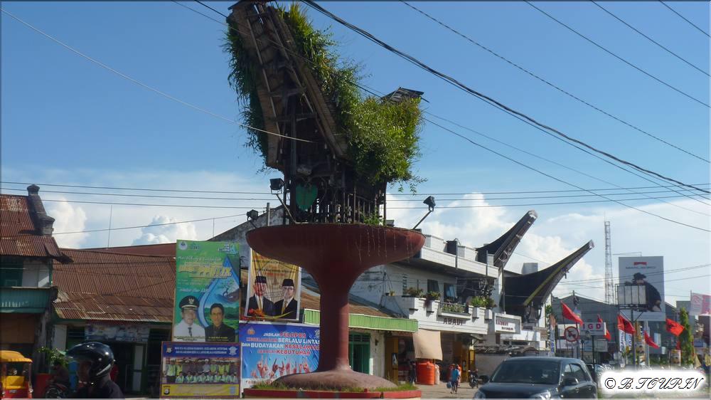 indonesie sulawesi :Rantepao rond point 