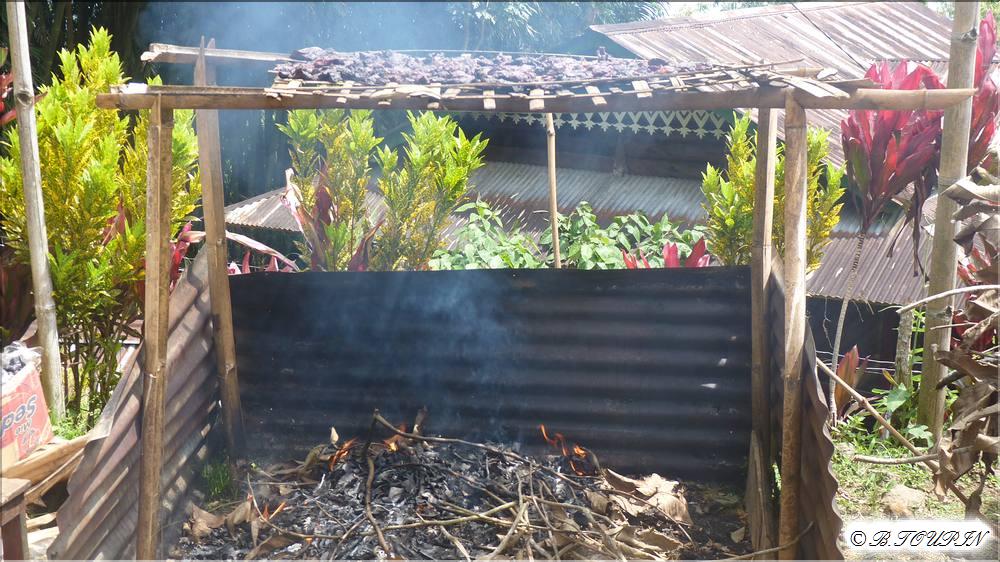 indonesie sulawesi :fumage de la viande