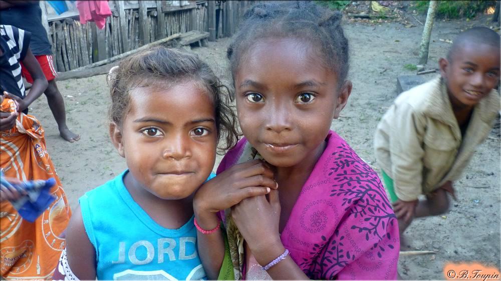 Village le long du canal. Les enfants qui posent pour la photo