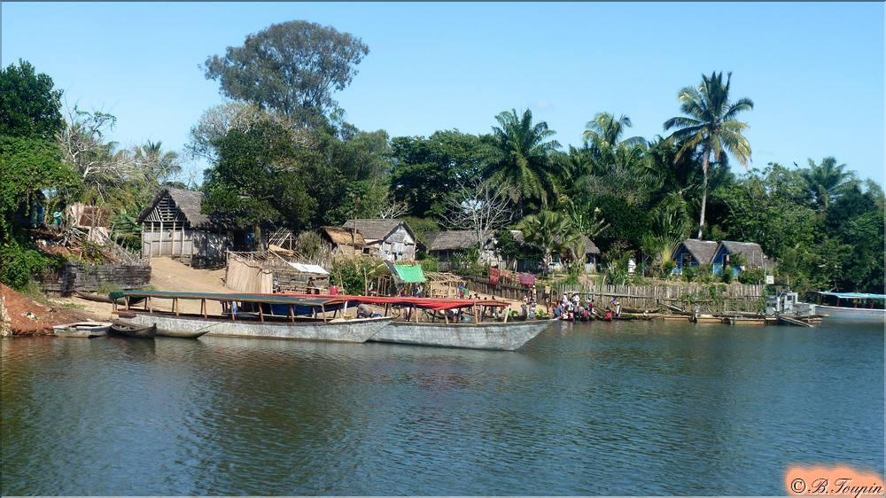 Village le long du canal