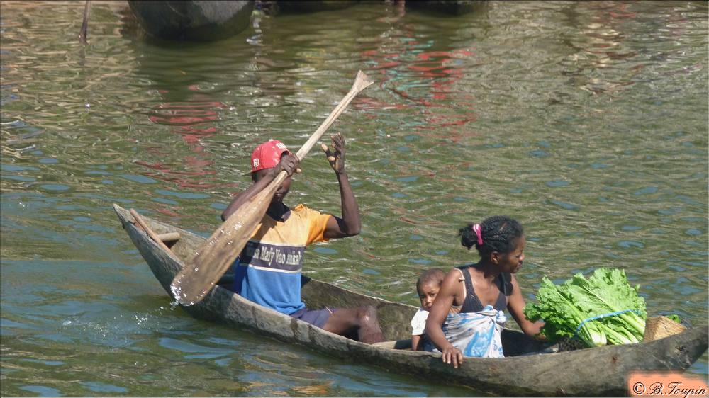 Pirogue sur le canal