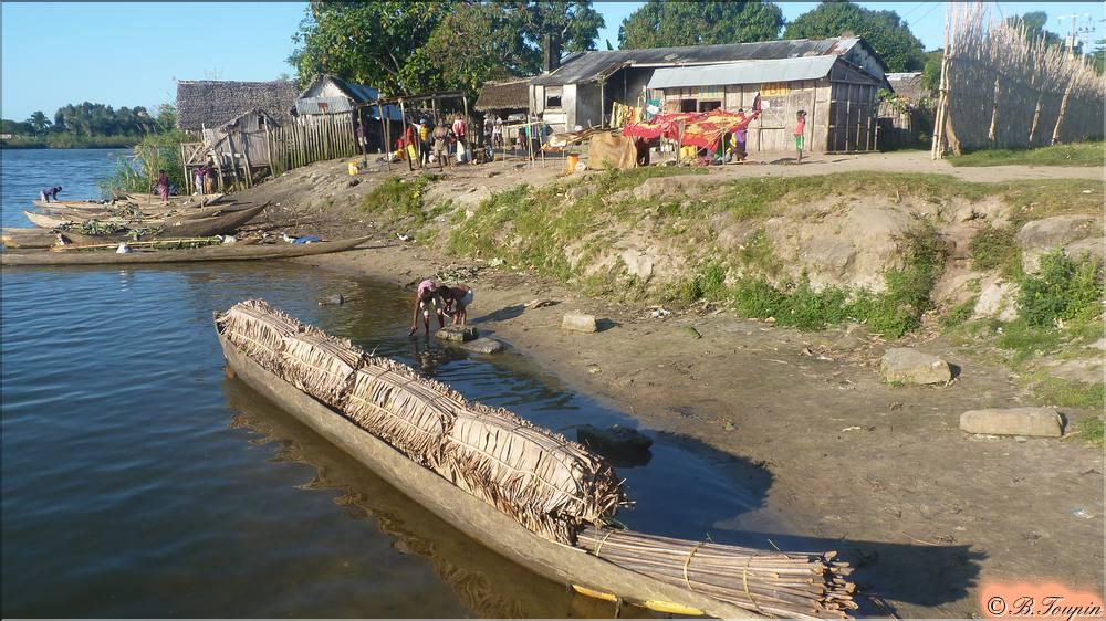 Arrt dans un autre village le long du canal