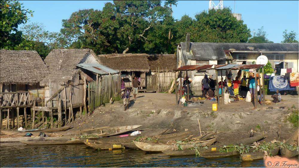 Un village le long du canal