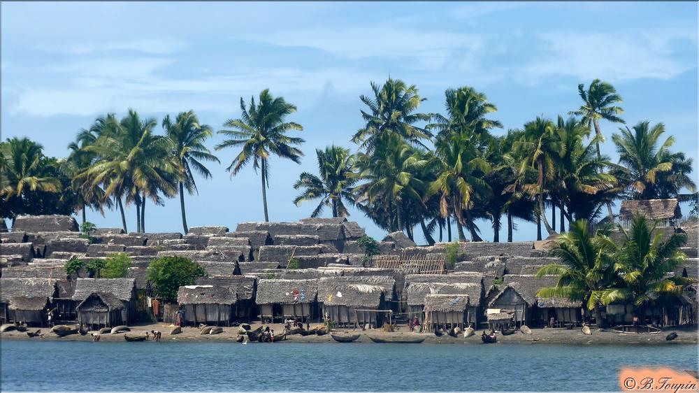 Un village le long du canal