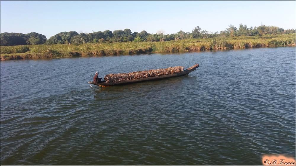 Pirogue de transport de marchandises sur le canal