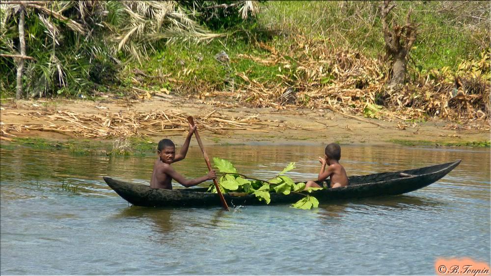 Pirogue sur le canal