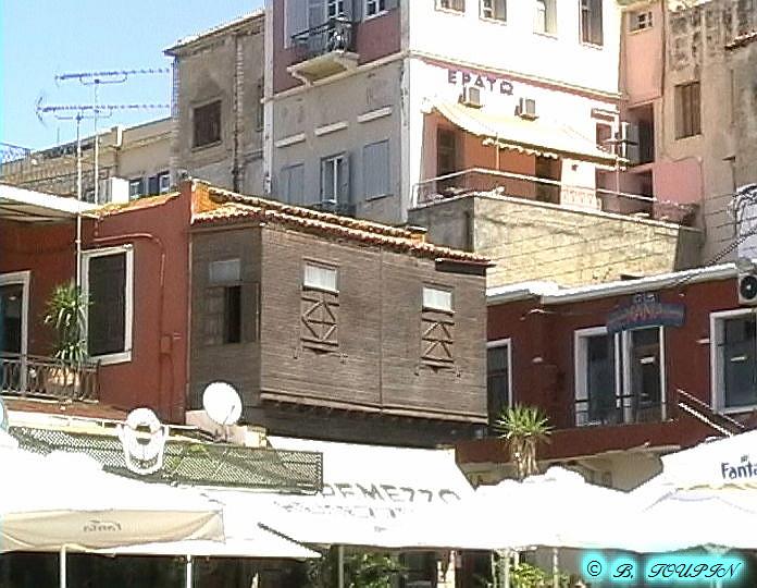 La Canne Faade  balcon de bois 